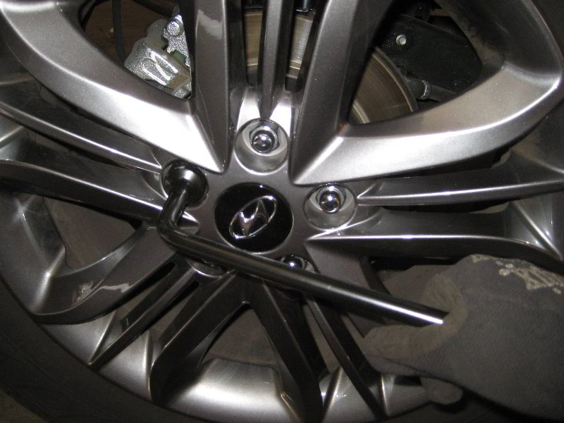 Hyundai-Tucson-Rear-Disc-Brake-Pads-Replacement-Guide-034