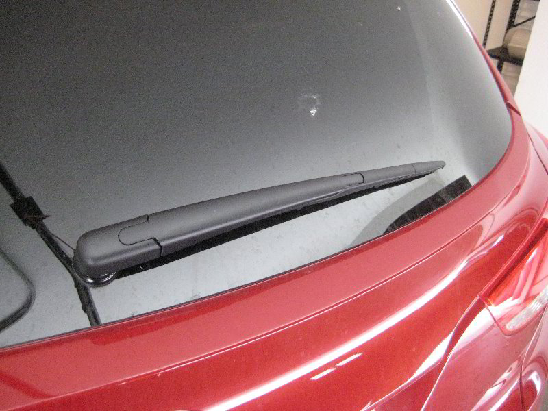 Hyundai-Tucson-Rear-Window-Wiper-Blade-Replacement-Guide-018