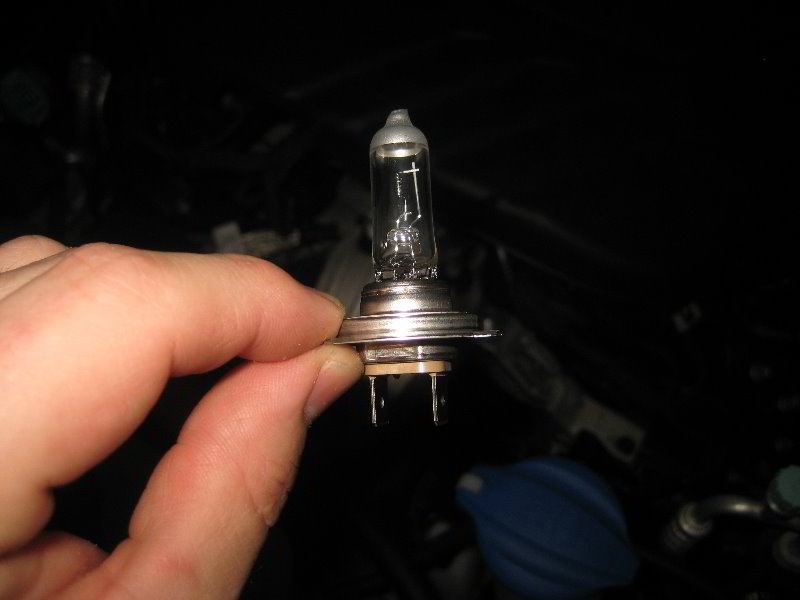 Kia-Sedona-Headlight-Bulbs-Replacement-Guide-006