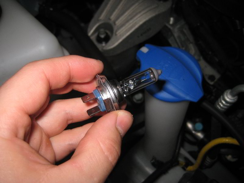 Kia-Sedona-Headlight-Bulbs-Replacement-Guide-016