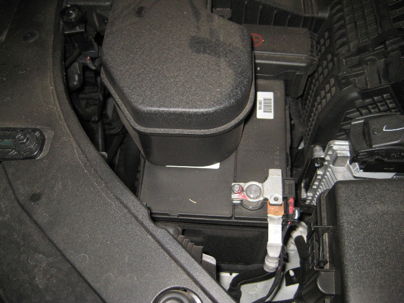 Kia-Sorento-12V-Automotive-Battery-Replacement-Guide-001