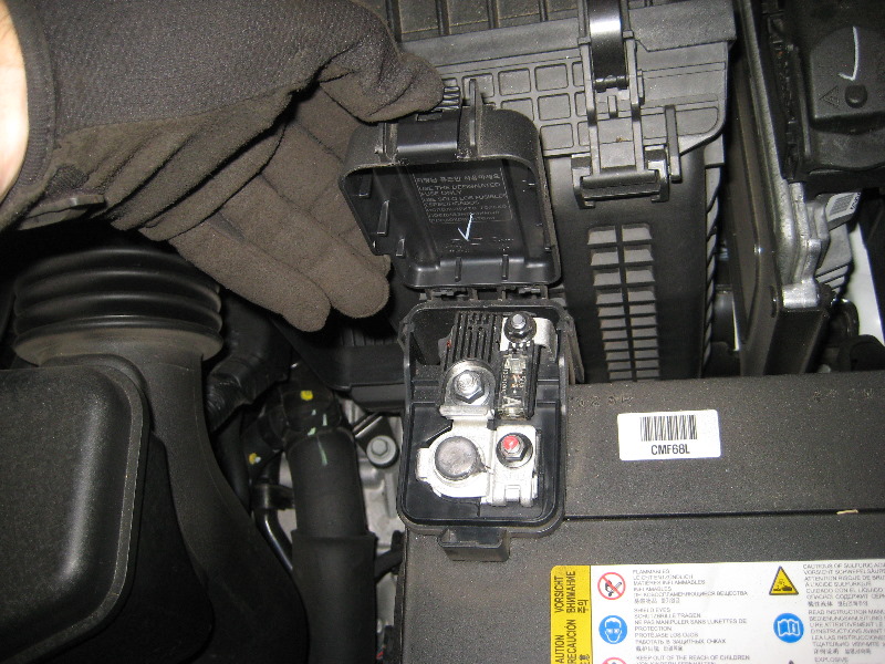 Kia-Sorento-12V-Automotive-Battery-Replacement-Guide-010
