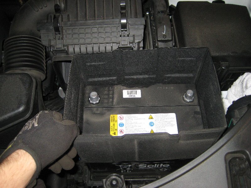 Kia-Sorento-12V-Automotive-Battery-Replacement-Guide-014