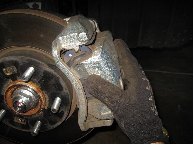 KiaSoulFrontBrakePadsReplacementGuide026