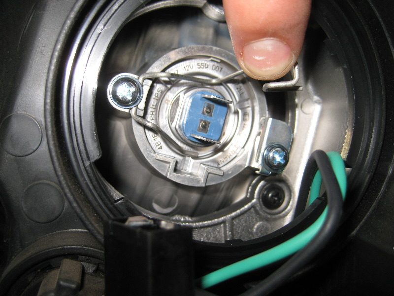Kia-Sportage-Headlight-Bulbs-Replacement-Guide-017