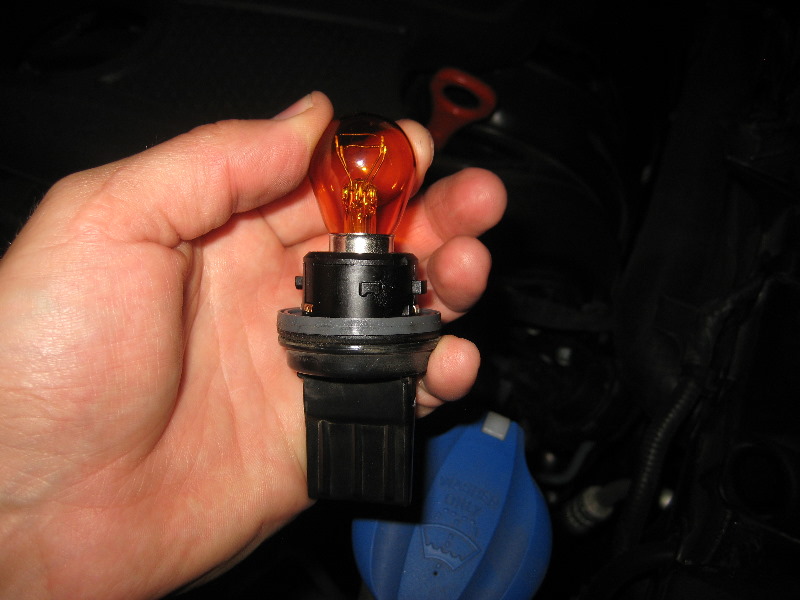 Kia-Sportage-Headlight-Bulbs-Replacement-Guide-030