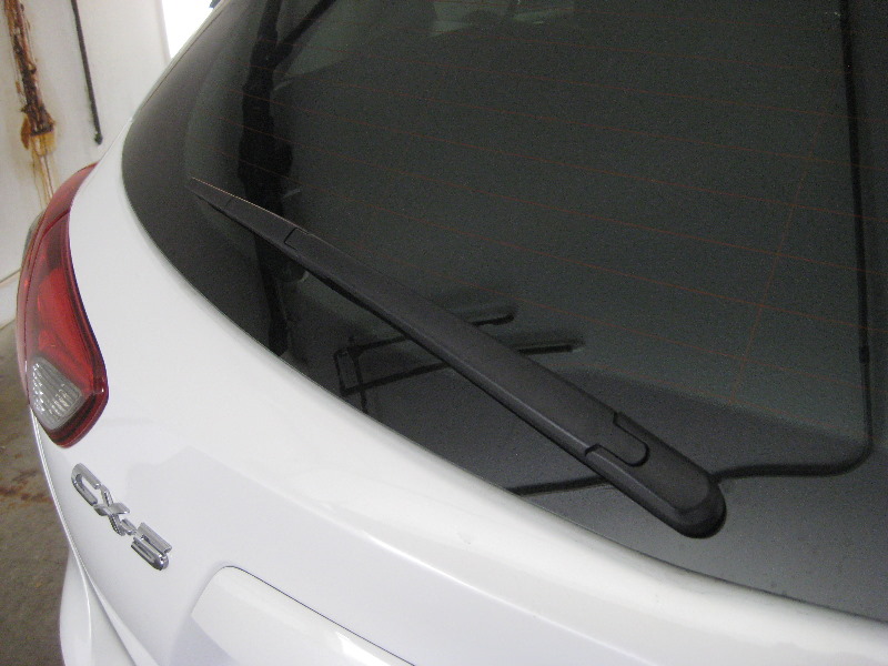 Mazda-CX-5-Rear-Window-Wiper-Blade-Replacement-Guide-001