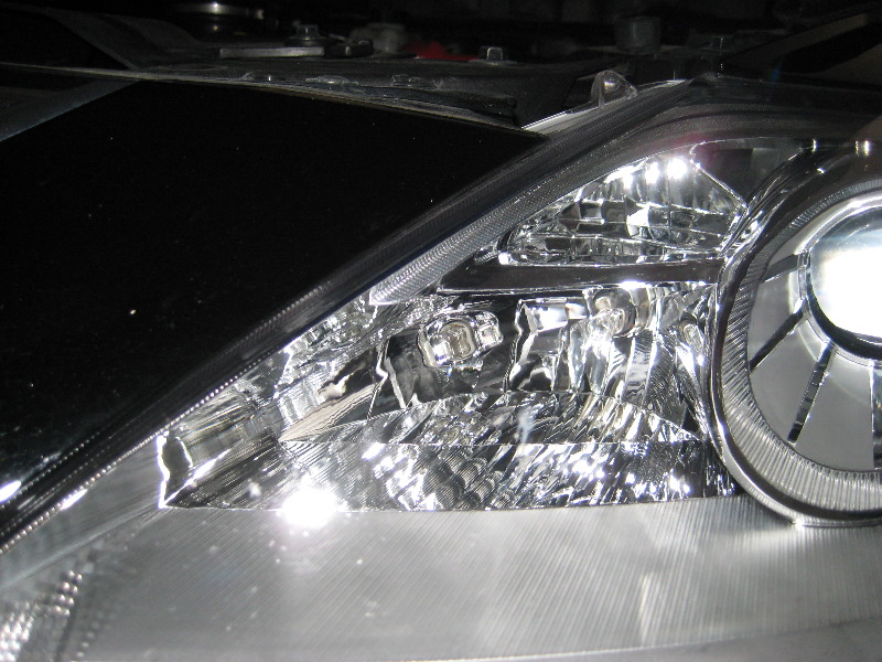 Mazda-CX-9-Headlight-Bulbs-Replacement-Guide-002