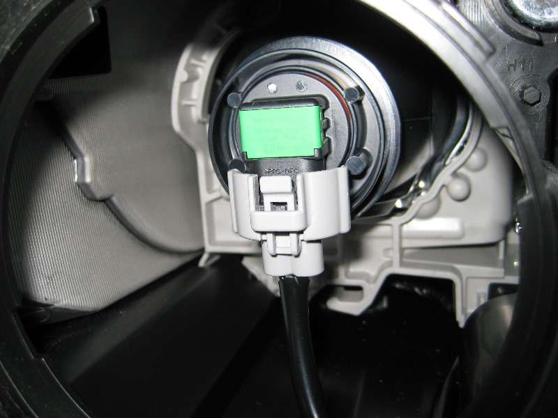 Mazda-CX-9-Headlight-Bulbs-Replacement-Guide-026