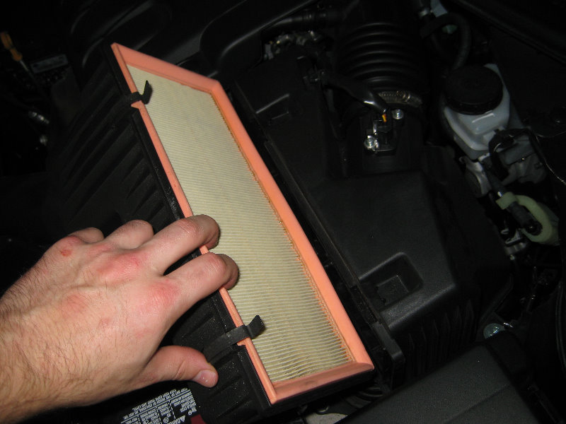 Nissan-Altima-Engine-Air-Filter-Cleaning-Replacement-Guide-004