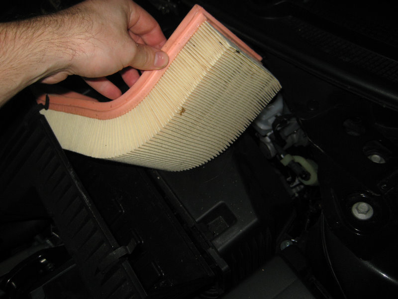 Nissan-Altima-Engine-Air-Filter-Cleaning-Replacement-Guide-005