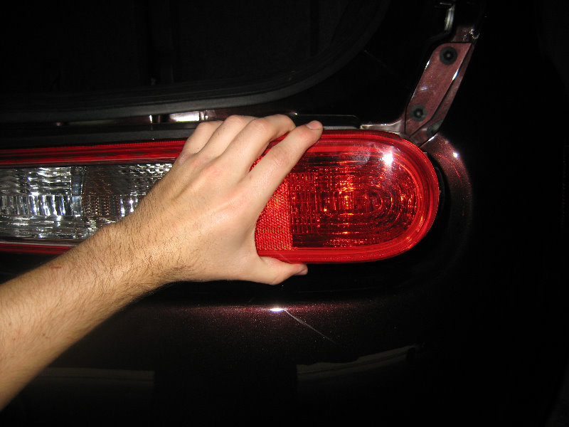 Nissan-Cube-Tail-Light-Bulbs-Replacement-Guide-013