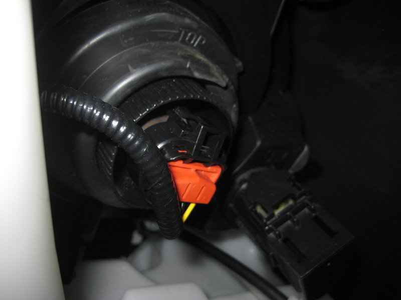 Nissan-Juke-Headlight-Bulbs-Replacement-Guide-004