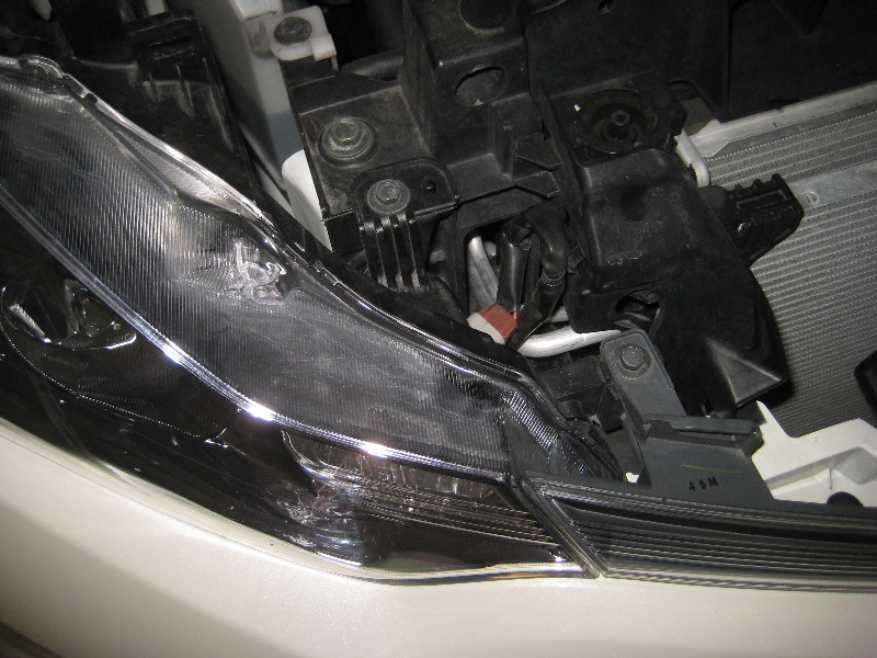 Nissan-Murano-Headlight-Bulbs-Replacement-Guide-058