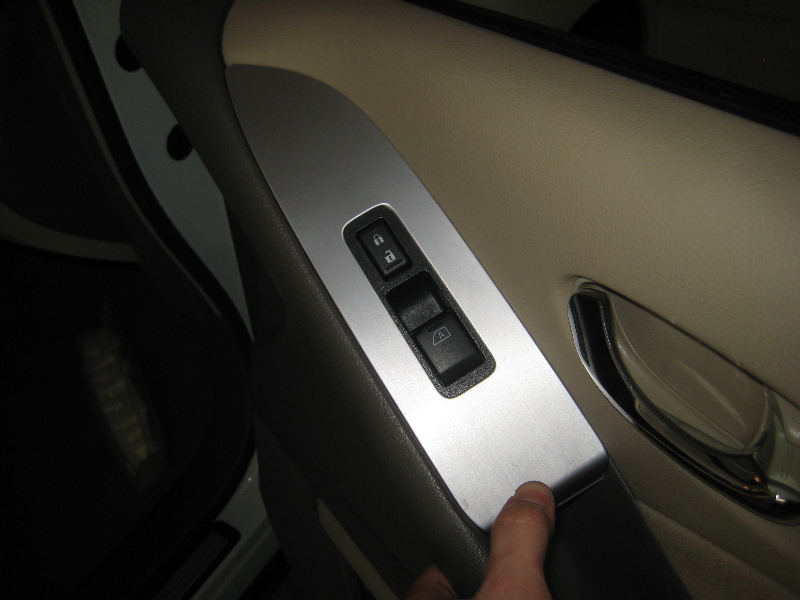 Nissan-Murano-Interior-Door-Panels-Removal-Guide-048