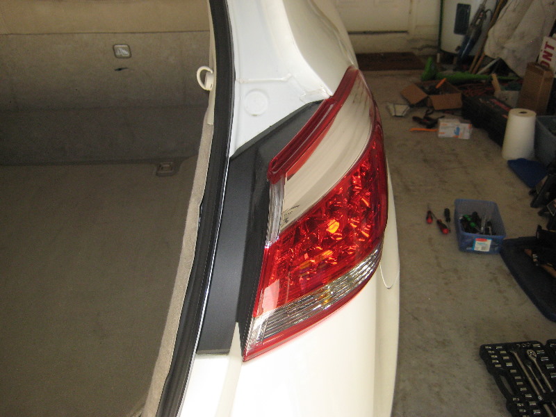 Nissan-Murano-Tail-Light-Bulbs-Replacement-Guide-002