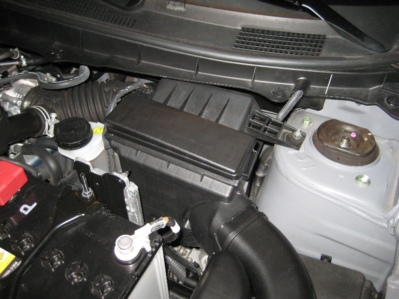 How to replace engine air filter nissan rogue