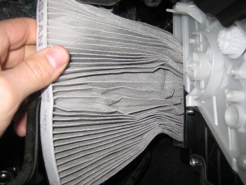 How to change cabin air filter nissan rogue