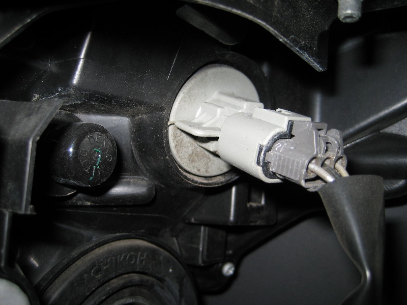 Nissan-Rogue-Headlight-Bulbs-Replacement-Guide-021
