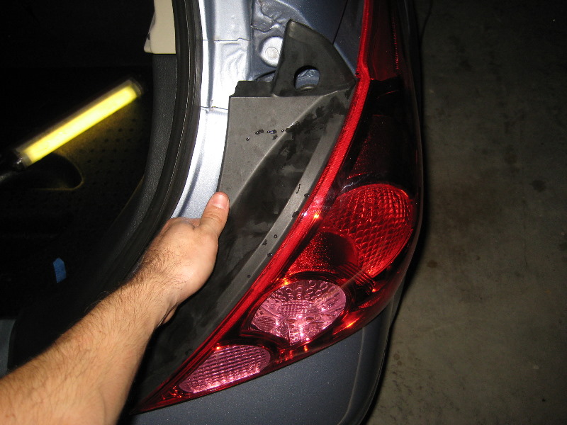 2008 Nissan versa tail light bulb #4