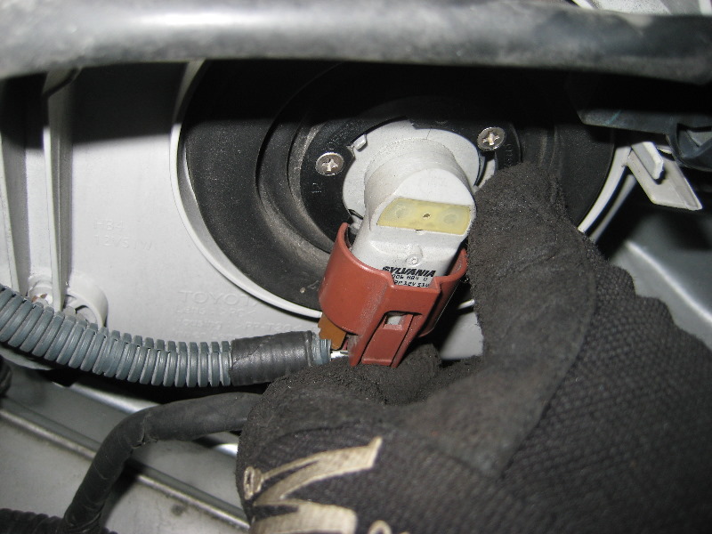 Toyota-4Runner-Headlight-Bulbs-Replacement-Guide-014