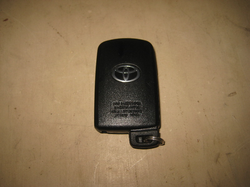 Toyota-Avalon-Key-Fob-Battery-Replacement-Guide-002