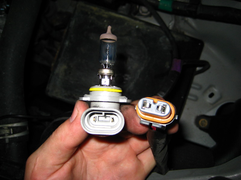 ToyotaCorollaHeadlightBulbReplacementGuide034
