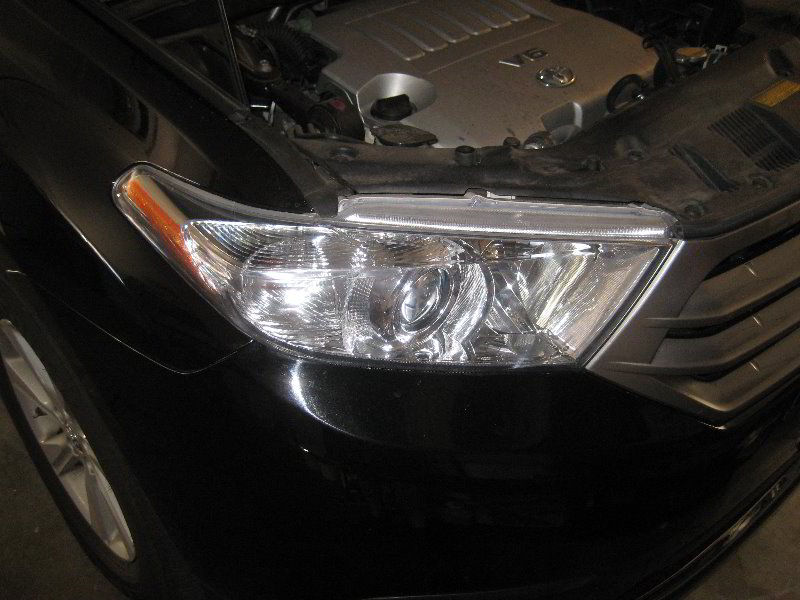 Toyota-Highlander-Headlight-Bulbs-Replacement-Guide-001