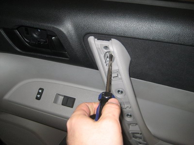 Toyota-Highlander-Interior-Door-Panel-Removal-Guide-010
