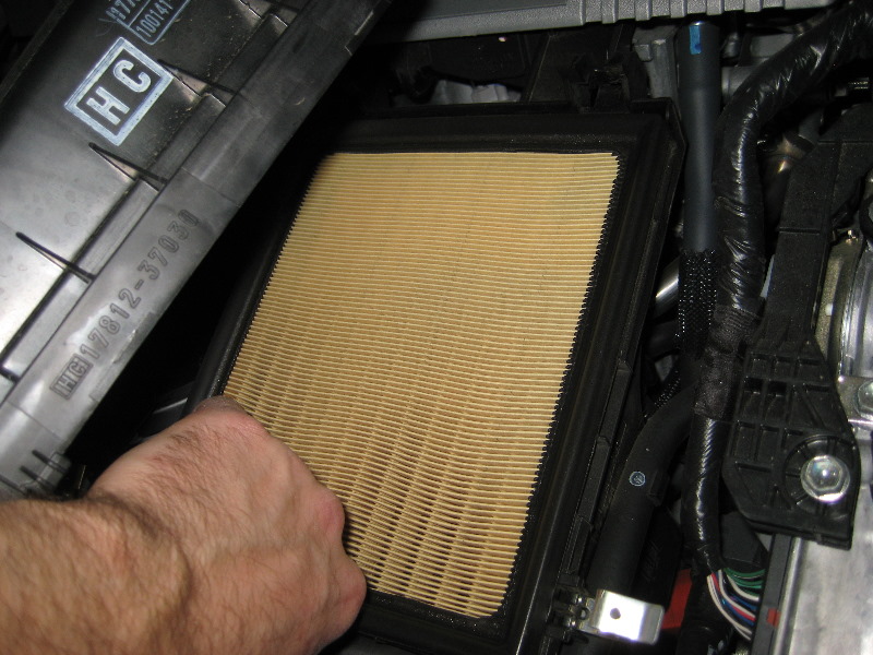 Toyota-Prius-Engine-Air-Filter-Replacement-Guide-008