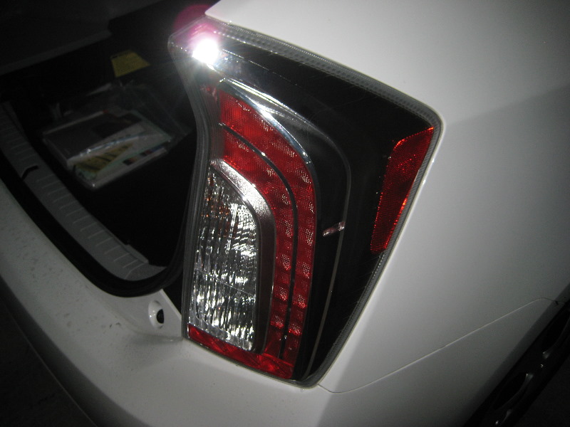 Toyota-Prius-Tail-Light-Bulbs-Replacement-Guide-001
