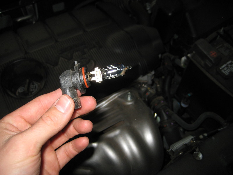 Toyota-RAV4-Headlight-Bulbs-Replacement-Guide-015