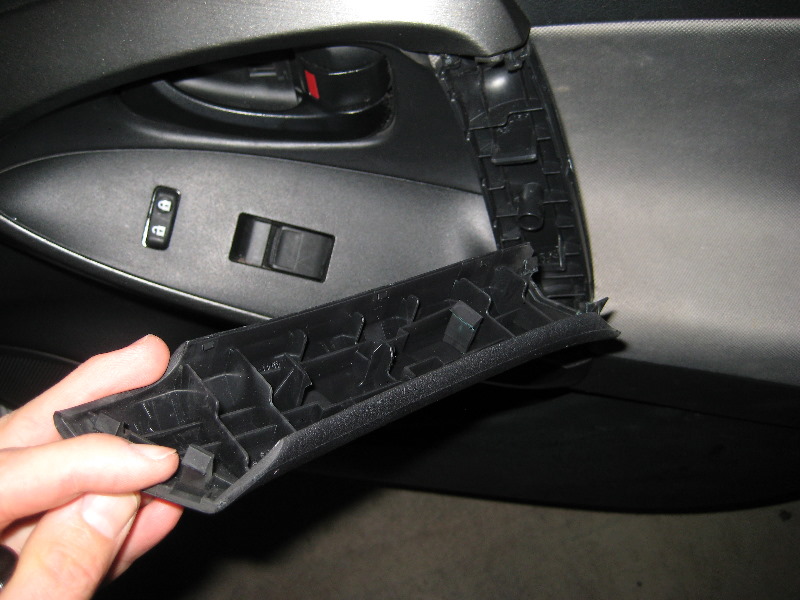 Toyota-RAV4-Interior-Door-Panel-Removal-Guide-008
