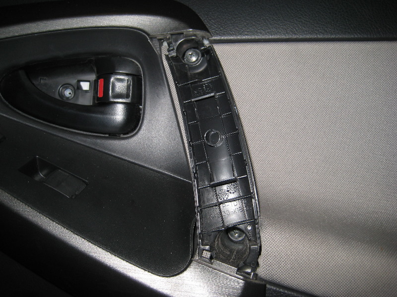 Toyota-RAV4-Interior-Door-Panel-Removal-Guide-009