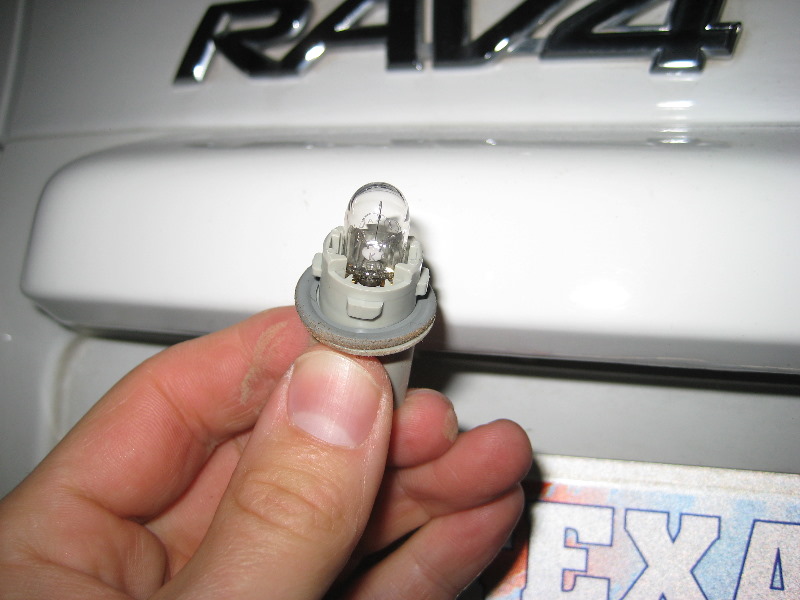 Toyota-RAV4-License-Plate-Light-Bulb-Replacement-Guide-007