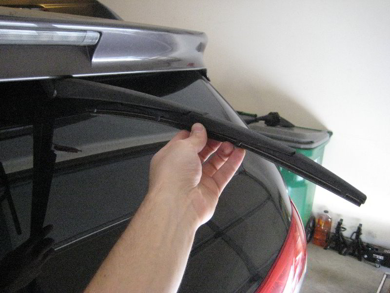 How to change wiper blades on 2011 toyota sienna