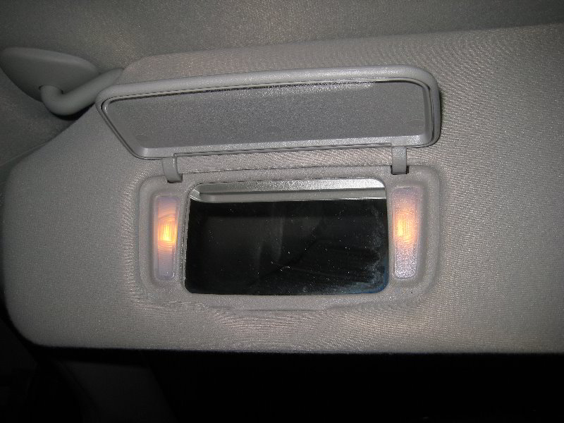 Toyota-Sienna-Vanity-Mirror-Light-Bulb-Replacement-Guide-002