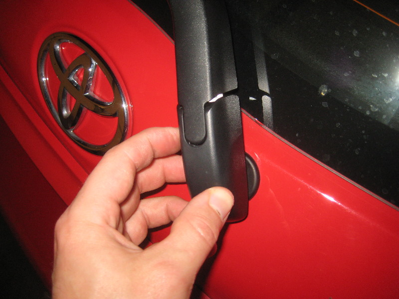 2012-2016-Toyota-Yaris-Rear-Window-Wiper-Blade-Replacement-Guide-015