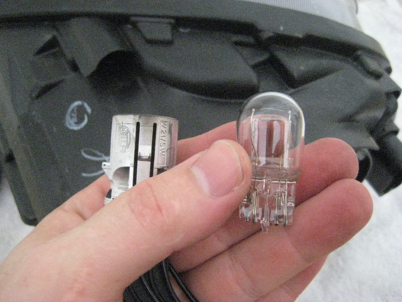 VWBeetleHeadlightBulbsReplacementGuide028