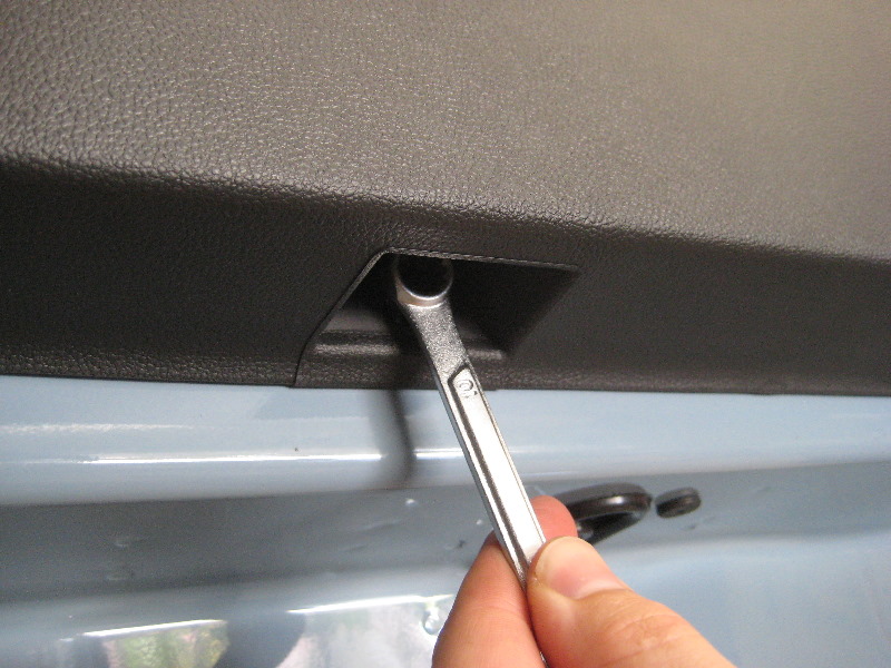 VW-Beetle-Interior-Door-Panel-Removal-Guide-008