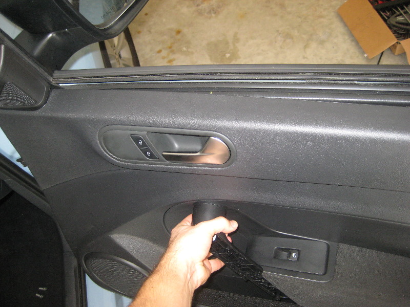 VW-Beetle-Interior-Door-Panel-Removal-Guide-017