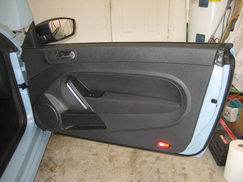 VWBeetleInteriorDoorPanelRemovalGuide045