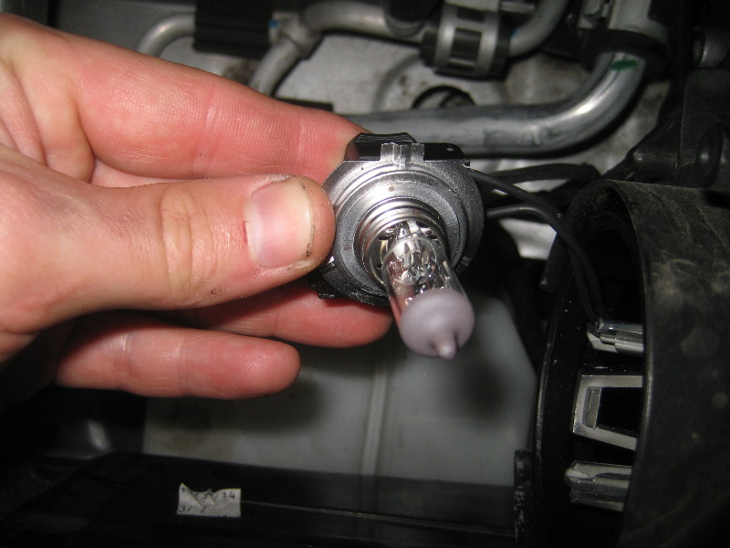 2012-2015-VW-Passat-Headlight-Bulbs-Replacement-Guide-021