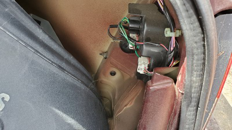 1995-1999-Nissan-Maxima-Tail-Light-Bulbs-Replacement-Guide-004