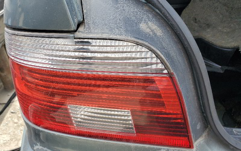 1995-2003-BMW-5-Series-E39-Tail-Light-Bulbs-Replacement-Guide-001