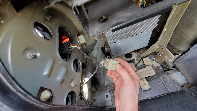 1995-2003-BMW-5-Series-E39-Tail-Light-Bulbs-Replacement-Guide-006