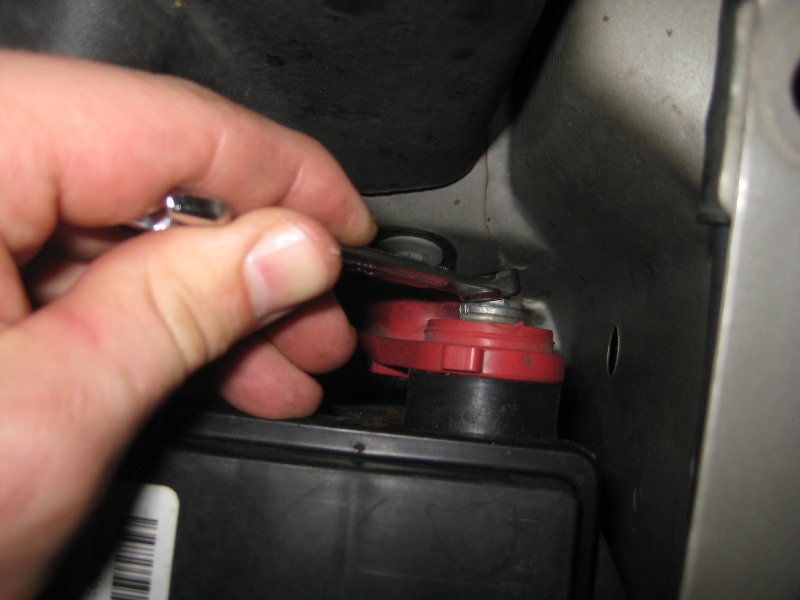 2000-2006-GM-Chevrolet-Tahoe-12-Volt-Car-Battery-Replacement-Guide-009