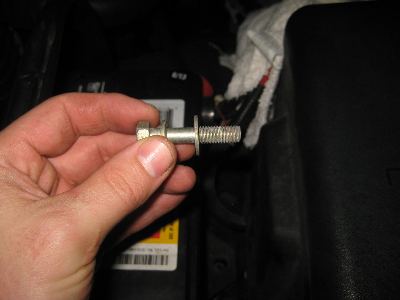 2000-2006-GM-Chevrolet-Tahoe-12-Volt-Car-Battery-Replacement-Guide-014