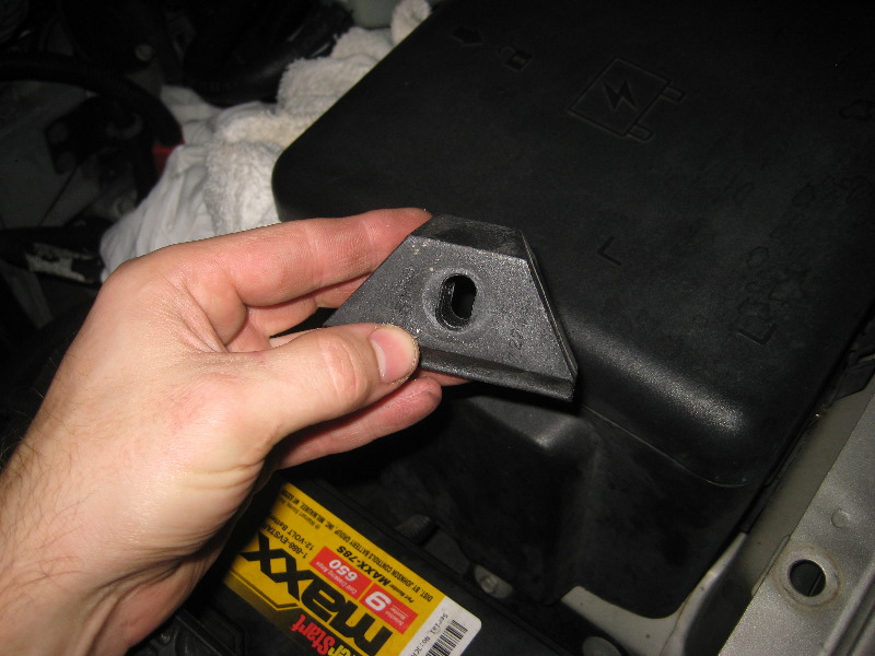 2000-2006-GM-Chevrolet-Tahoe-12-Volt-Car-Battery-Replacement-Guide-015