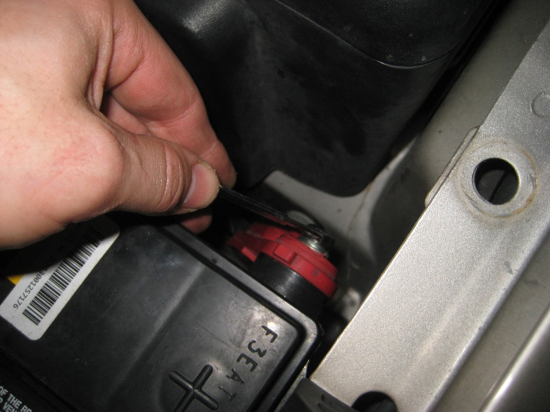 2000-2006-GM-Chevrolet-Tahoe-12-Volt-Car-Battery-Replacement-Guide-023